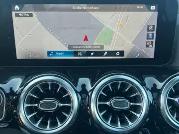 MERCEDES-BENZ GLA 250 4MATIC 8G AMG PANORAMA LED KAMERA