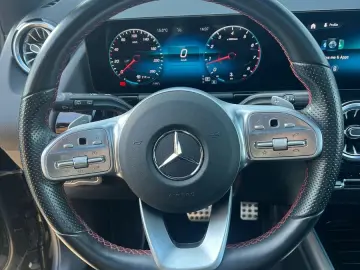 MERCEDES-BENZ GLA 250 4MATIC 8G AMG PANORAMA LED KAMERA