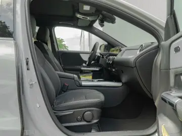 MERCEDES-BENZ GLA 250 4M AMG-Sport Pano Night Distr