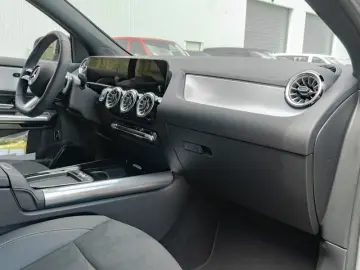 MERCEDES-BENZ GLA 250 4M AMG-Sport Pano Night Distr