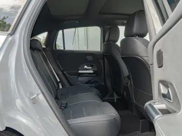 MERCEDES-BENZ GLA 250 4M AMG-Sport Pano Night Distr