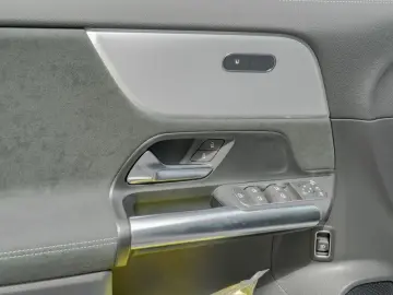 MERCEDES-BENZ GLA 250 4M AMG-Sport Pano Night Distr