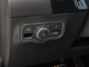 MERCEDES-BENZ GLA 250 4M AMG-Sport Pano Night Distr