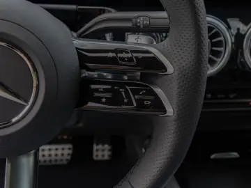 MERCEDES-BENZ GLA 250 4M AMG-Sport Pano Night Distr