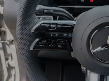 MERCEDES-BENZ GLA 250 4M AMG-Sport Pano Night Distr