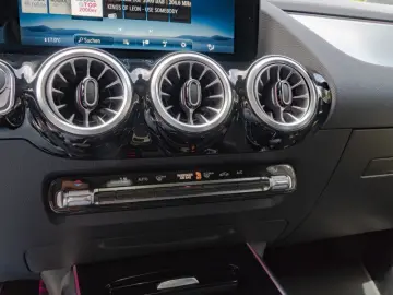 MERCEDES-BENZ GLA 250 4M AMG-Sport Pano Night Distr