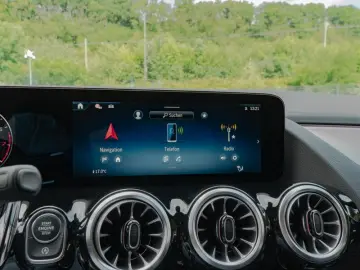 MERCEDES-BENZ GLA 250 4M AMG-Sport Pano Night Distr