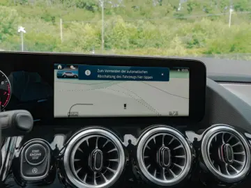 MERCEDES-BENZ GLA 250 4M AMG-Sport Pano Night Distr