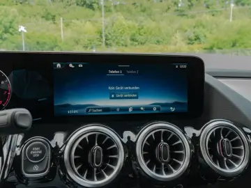 MERCEDES-BENZ GLA 250 4M AMG-Sport Pano Night Distr