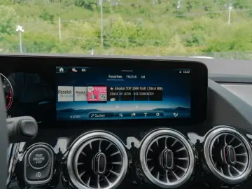 MERCEDES-BENZ GLA 250 4M AMG-Sport Pano Night Distr