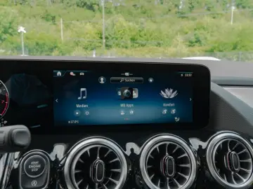 MERCEDES-BENZ GLA 250 4M AMG-Sport Pano Night Distr