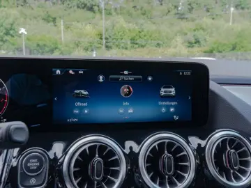 MERCEDES-BENZ GLA 250 4M AMG-Sport Pano Night Distr