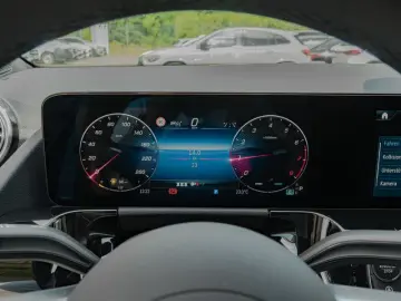 MERCEDES-BENZ GLA 250 4M AMG-Sport Pano Night Distr