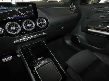 MERCEDES-BENZ GLA 220 4M AMG HEADUP PANO DISTRO 19