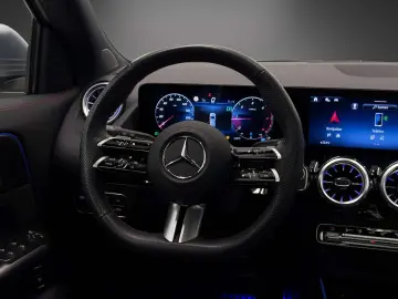 MERCEDES-BENZ GLA 220 d 4M AMG-PREMIUM PANO-SHD