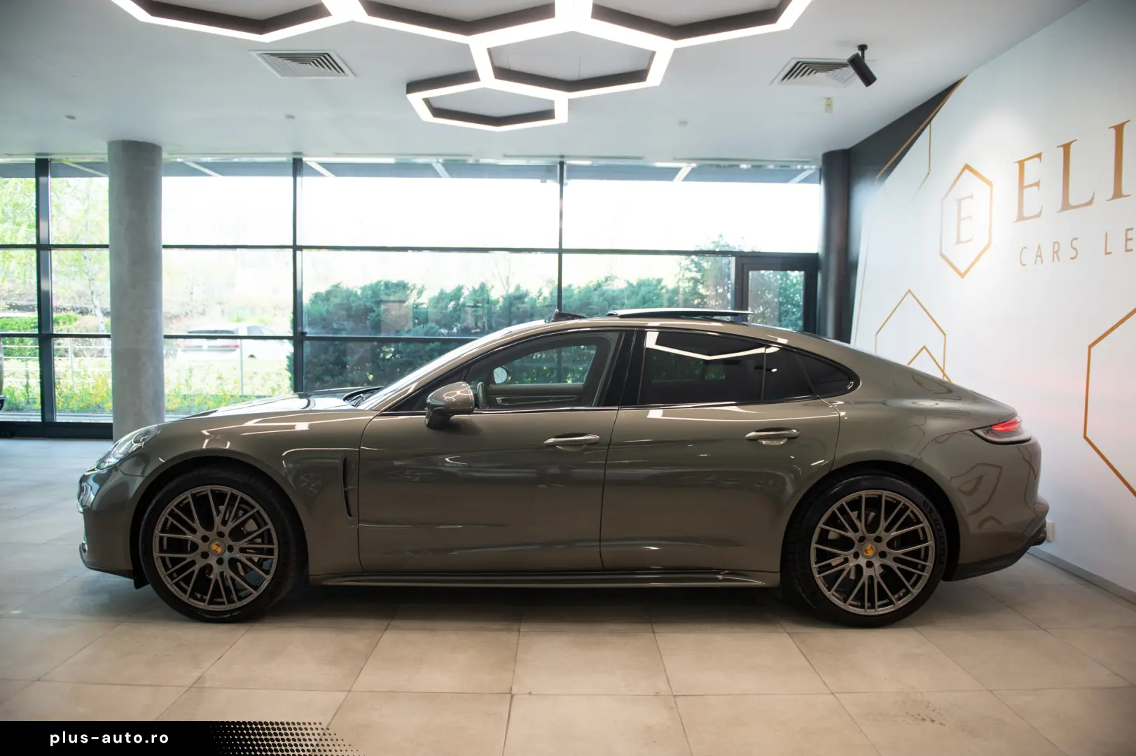 Porsche Panamera 4 Platinum Edition