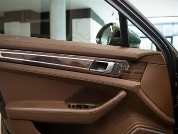 Porsche Panamera 4 Platinum Edition