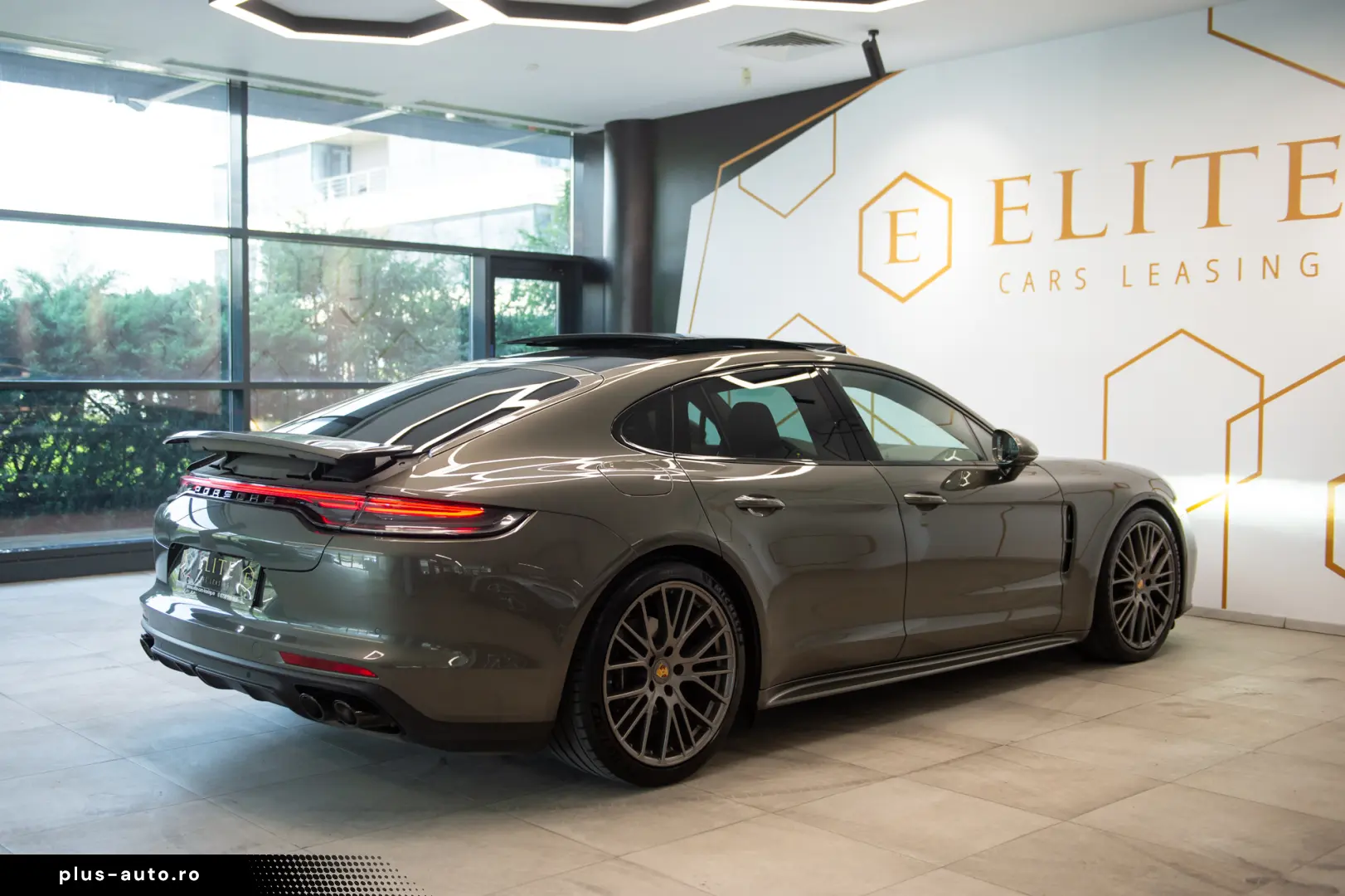 Porsche Panamera 4 Platinum Edition