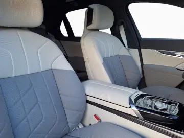 BMW 740d xDr MPro Cashmere ExecLoun SkyLoun TV Massag Ventil