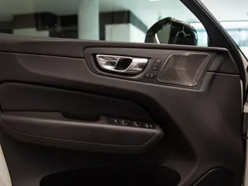 Volvo XC60 T8 R-Design