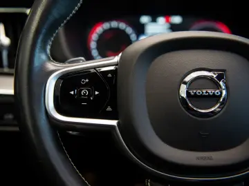 Volvo XC60 T8 R-Design