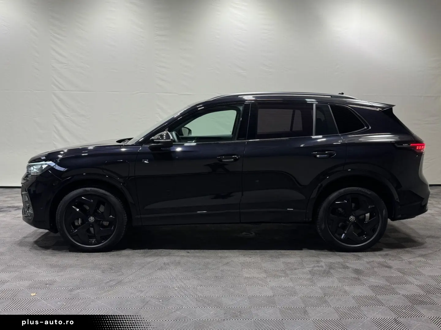 VW Tiguan R-Line 1.5 TSI eHybrid   MATRIX NAVI PANO