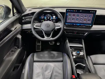 VW Tiguan R-Line 1.5 TSI eHybrid   MATRIX NAVI PANO