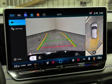 VW Tiguan R-Line 1.5 TSI eHybrid   MATRIX NAVI PANO