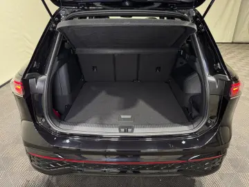 VW Tiguan R-Line 1.5 TSI eHybrid   MATRIX NAVI PANO