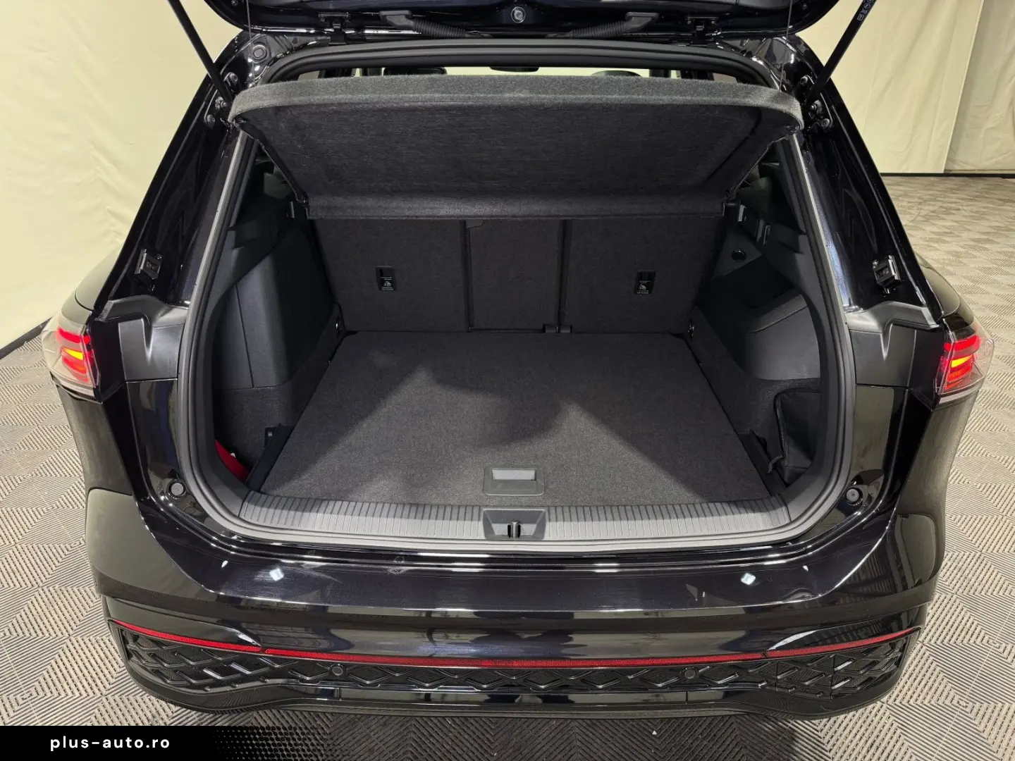 VW Tiguan R-Line 1.5 TSI eHybrid   MATRIX NAVI PANO