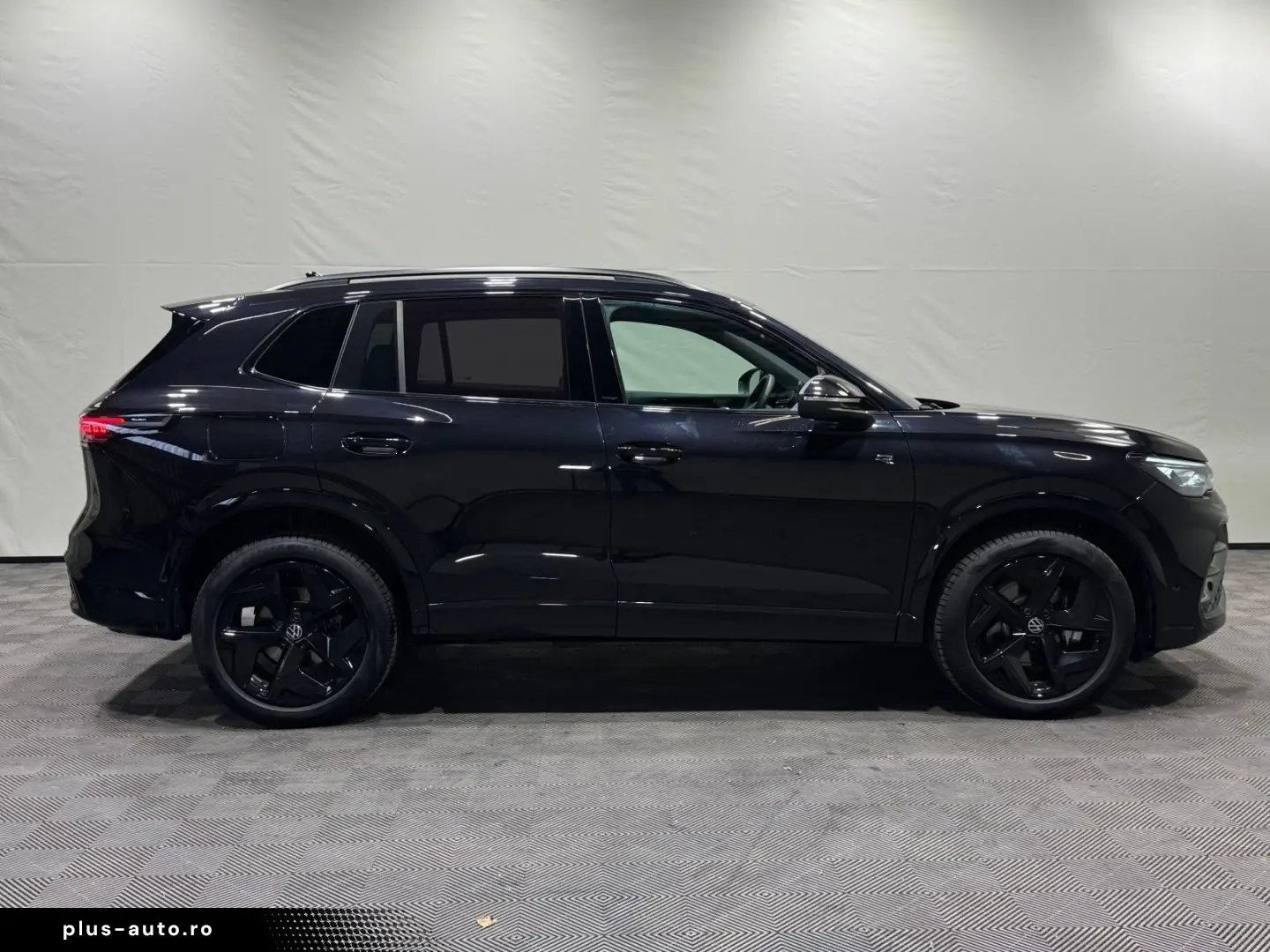 VW Tiguan R-Line 1.5 TSI eHybrid   MATRIX NAVI PANO