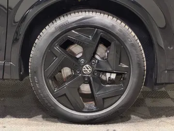 VW Tiguan R-Line 1.5 TSI eHybrid   MATRIX NAVI PANO