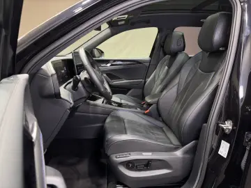 VW Tiguan R-Line 1.5 TSI eHybrid   MATRIX NAVI PANO