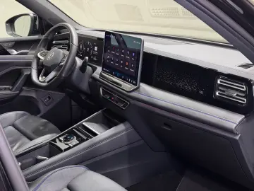 VW Tiguan R-Line 1.5 TSI eHybrid   MATRIX NAVI PANO