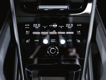 PORSCHE Cayenne E-Hy SoftClo Matrix InnoDr PassDispl Ventil