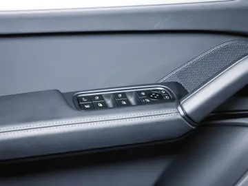 PORSCHE Cayenne E-Hy SoftClo Matrix InnoDr PassDispl Ventil