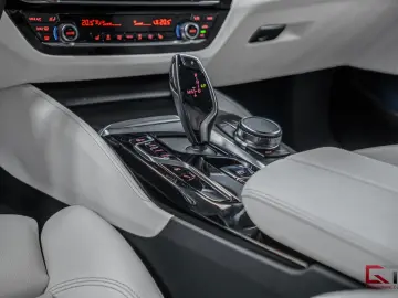 BMW 530e xDrive M-Sport Pro H K Sunroof ACC Matrix