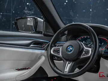 BMW 530e xDrive M-Sport Pro H K Sunroof ACC Matrix