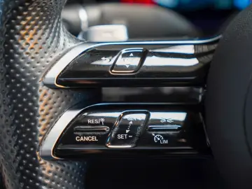 MERCEDES-BENZ E 300 de 4M AMG Line Burmester Pano KE…