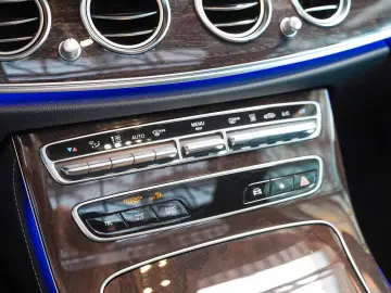 MERCEDES-BENZ E 300 de 4M AMG Line Burmester Pano KE…