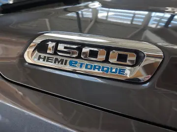 DODGE RAM 1500 HEMI 5.7l Crew-Cab 4x4 6Sitz HOCH-BREIT