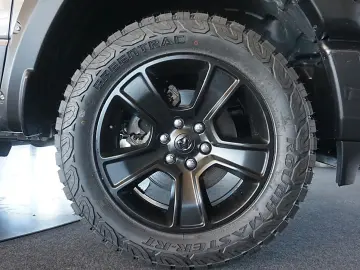 DODGE RAM 1500 HEMI 5.7l Crew-Cab 4x4 6Sitz HOCH-BREIT