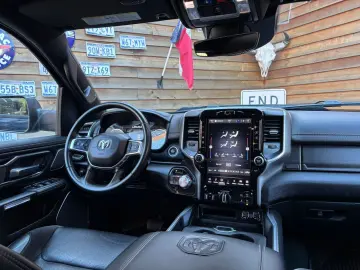 DODGE RAM 1500 Laramie 5 7L 4x4 AHK 12´´LED H&K