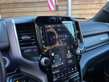 DODGE RAM 1500 Laramie 5 7L 4x4 AHK 12´´LED H&K