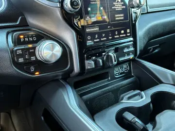 DODGE RAM 1500 Laramie 5 7L 4x4 AHK 12´´LED H&K