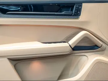 Porsche Cayenne E-Hybrid Black Edition