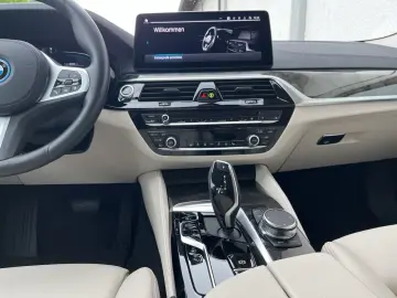 BMW 530e xDrive Limousine Head-Up Laser