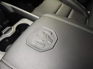 Dodge RAM 1500 Laramie Night GOLDEDITION