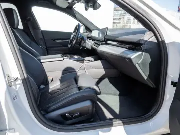 BMW 520i limousine  M-Sport 360 HUD