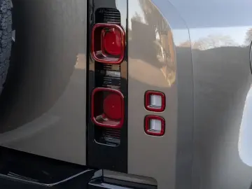 Land Rover Defender 110 D250 X-Dynamic